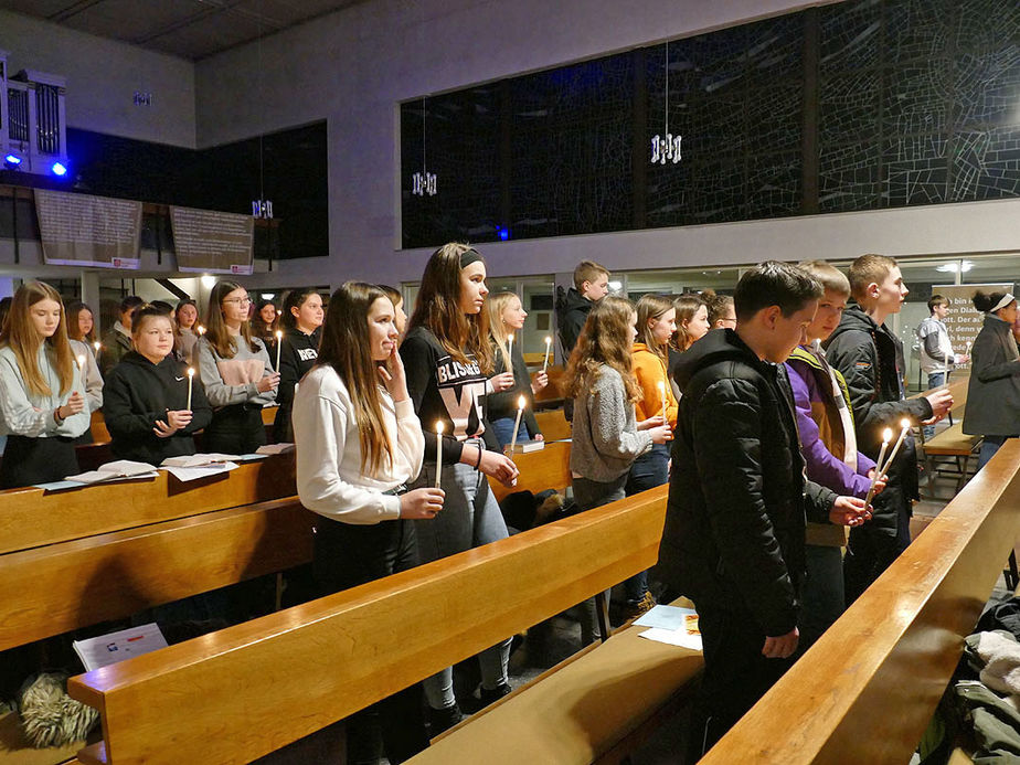 Firmvorbereitung mit Tauferinnerungsgottesdienst in St. Maria, Wolfhagen (Foto: Karl-Franz Thiede)